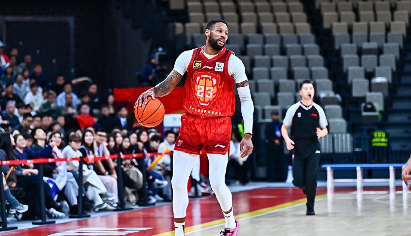 开云官方网站-广东宏远功勋外援重返CBA！39岁还是香饽饽，上赛季多次打出三双