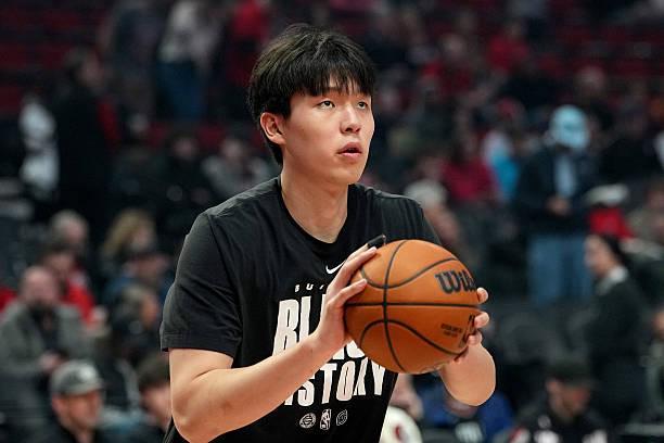 开云登录入口-小编扣鸡腿，开拓者官方把下放的杨瀚森误写成双向合同球员